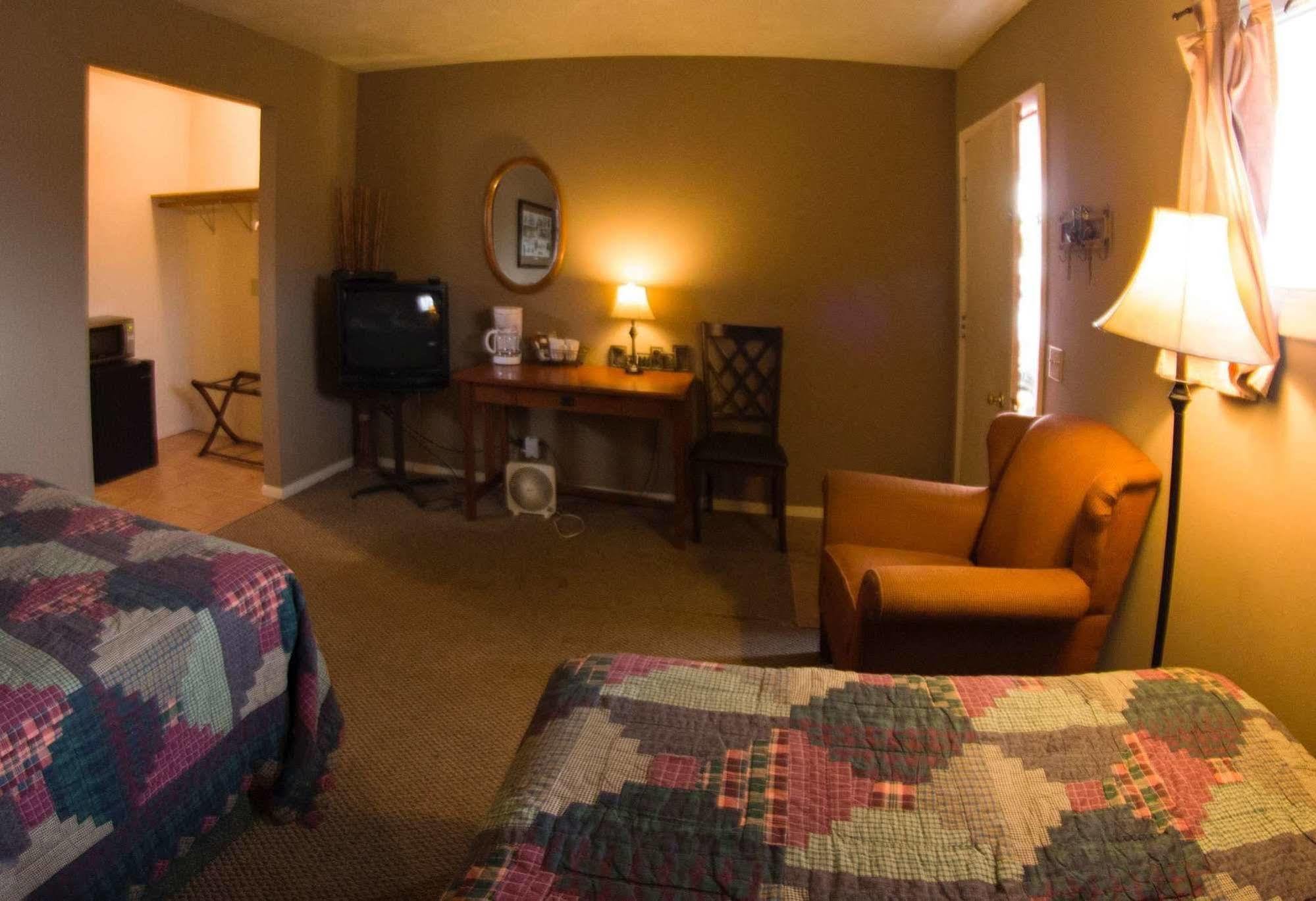 Yellowstone Holiday Motel West Yellowstone Exterior photo