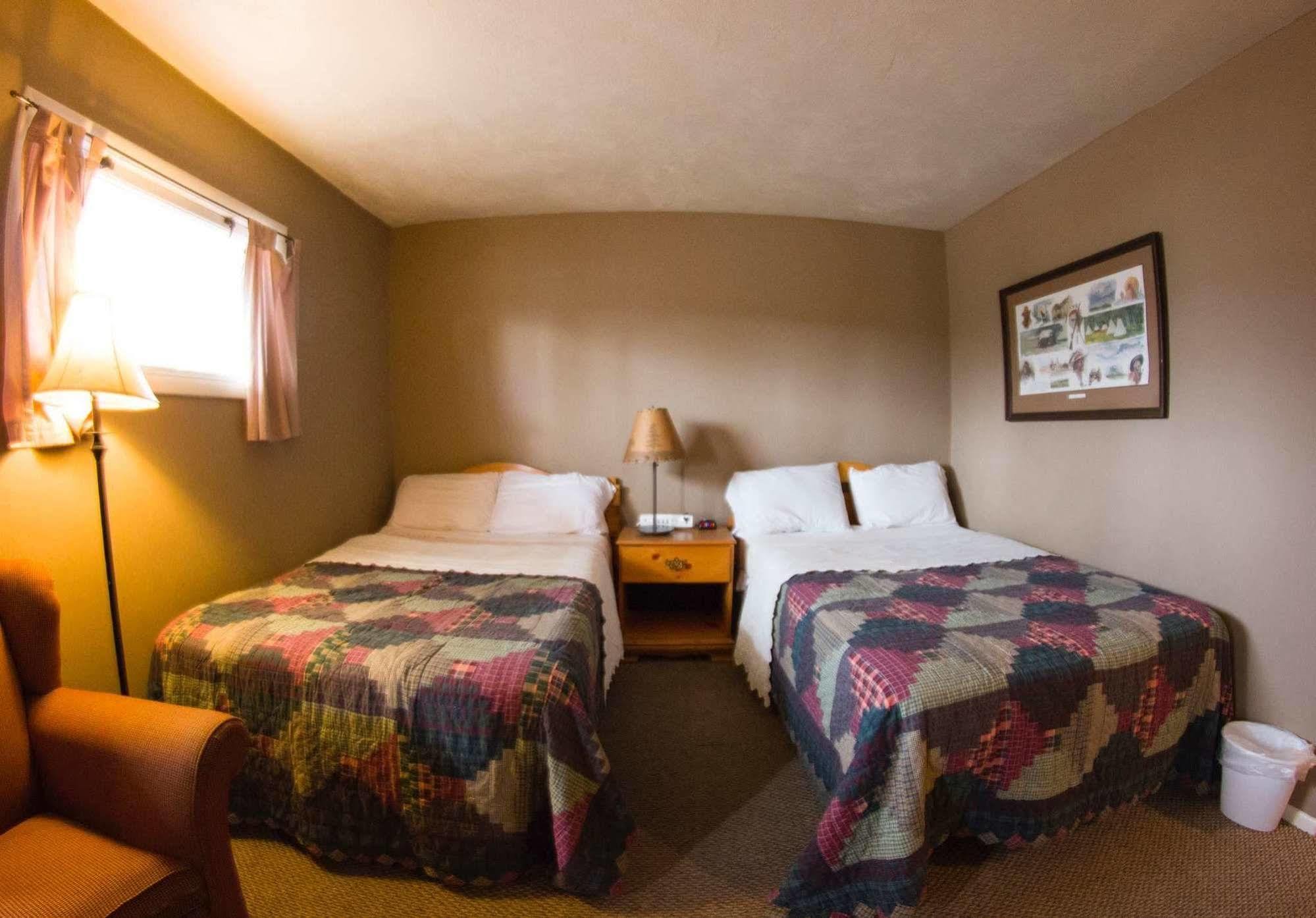 Yellowstone Holiday Motel West Yellowstone Exterior photo